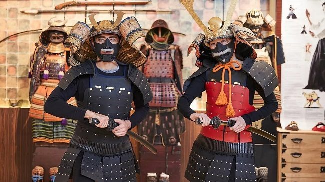 Du khách trải nghiệm đóng vai samurai