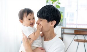 Nhiều đàn ông Nhật nghỉ phép chăm con