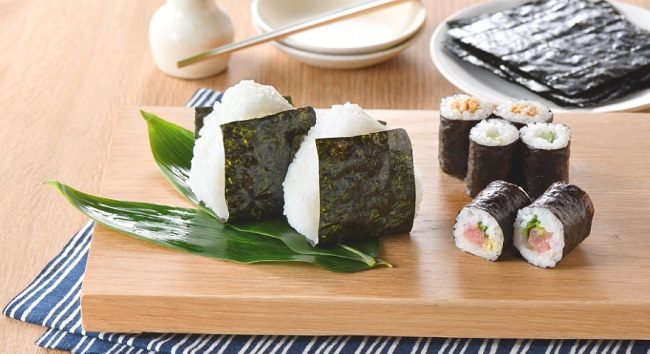 Nori trong món Maki Zushi và onigiri. Ảnh: kaneta