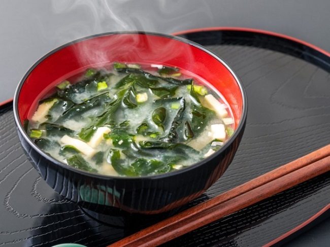 Canh miso rong biển wakame. Ảnh: Fytte