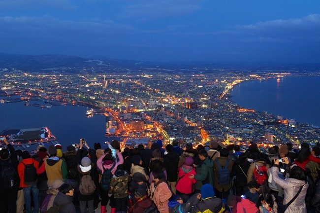 Du khách chen chúc ngắm cảnh thành phố Hakodate. Ảnh: travelvoice