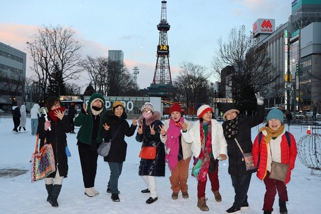 Một nhóm du khách Hàn Quốc check-in tại Hokkaido. Ảnh: Mainichi