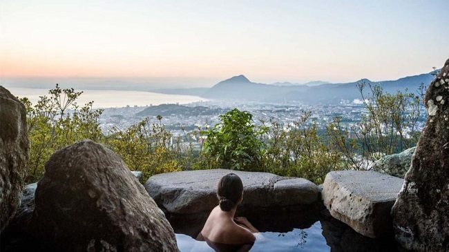 Du khách thư giãn tại onsen ở Beppu. Ảnh: ANA