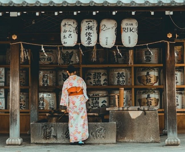 Thực hiện các nghi thức thanh tẩy trước khi bước vào khuôn viên chính của ngôi đền. Ảnh: wakore