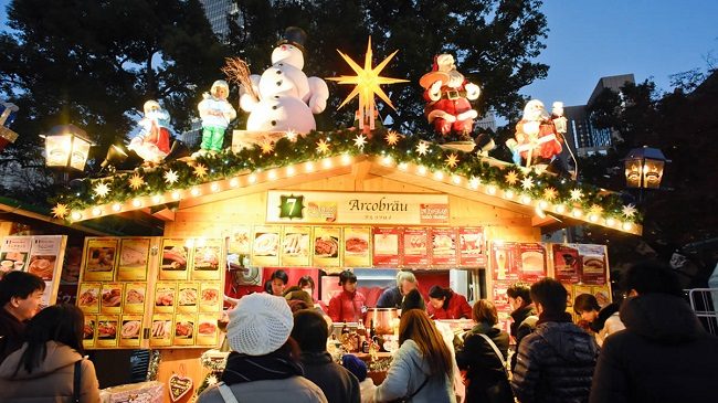 Các gian hàng bày bán món ăn truyền thống mùa Noel luôn kín khách. Ảnh: tokyochristmas