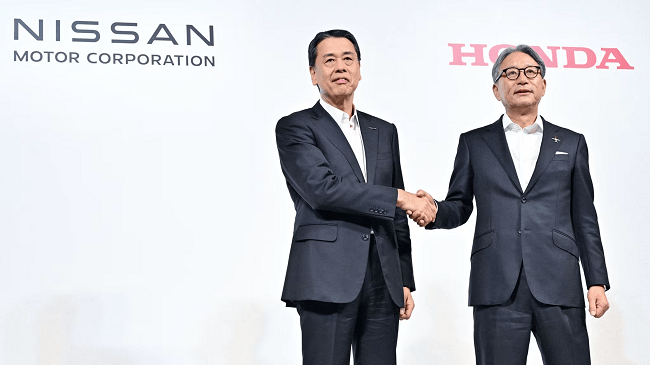 Ông Makoto Uchida (trái), Chủ tịch kiêm CEO Nissan Motor, và ông Toshihiro Mibe, Chủ tịch kiêm CEO Honda Motor, tại cuộc họp báo hôm 15/3/2024. Ảnh: Nikkei