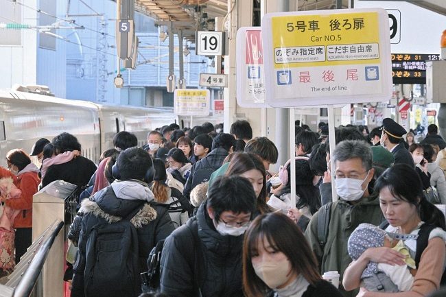 Người dân đứng "chật như nêm" chờ tàu tại một ga tàu ở Tokyo. Ảnh: Tokyo Shimbun