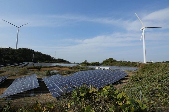 Một trung tâm khai thác năng lượng tái tạo tại Awaji, Hyogo, Nhật Bản. Ảnh: Bloomberg