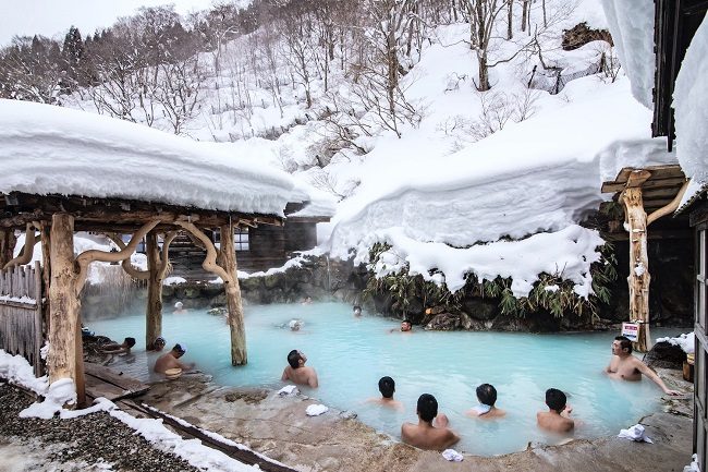 Tắm onsen giữa trời tuyết. Ảnh: japanstartshere