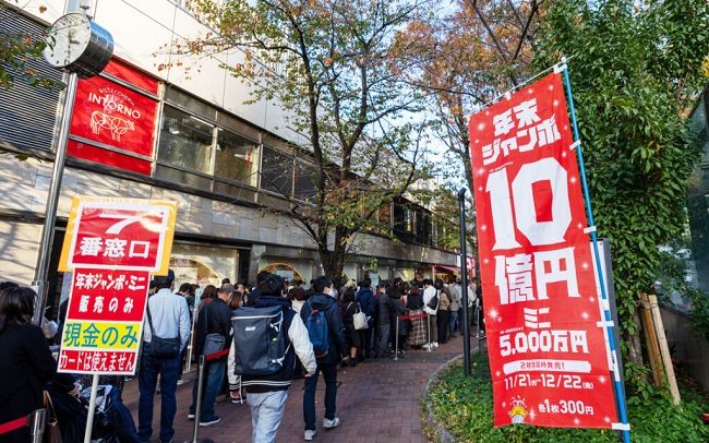 Dòng người xếp hàng chờ mua xổ số Jumbo cuối năm tại Tokyo. Ảnh: iStock