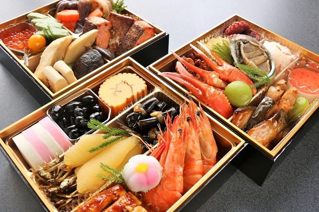 Chuẩn bị Osechi dịp đầu năm trở thành nét văn hóa đặc sắc ở Nhật Bản. Ảnh: Hyoki