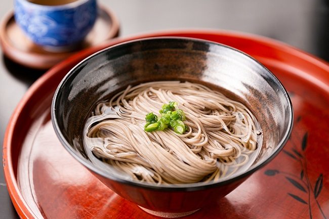 Người Nhật ăn mì soba để lấy may cho năm mới. Ảnh: moriguchi-seifunseimen