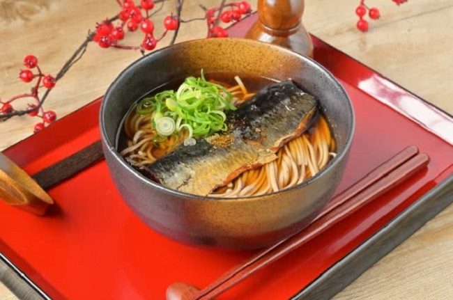 Toshikoshi Soba với cá trích. Ảnh: Savor Japan