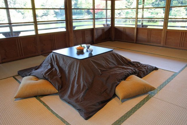 Không gian hoài cổ với chiếc bàn kotatsu, đĩa quýt và chén trà nóng. Ảnh: watayamori