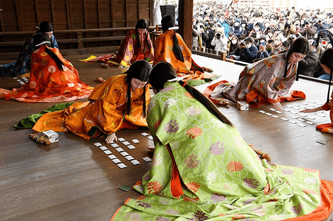 Các cô gái mặc trang phục thời Heian tham gia trò chơi karuta dịp năm mới tại đền Yasakajinja (Kyoto). Ảnh: Asahi Shimbun 