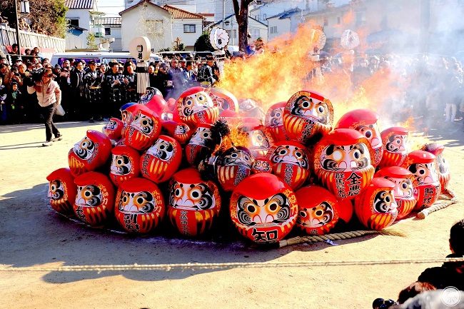 Nghi thức đốt Daruma của năm cũ. Ảnh: ohmatsuri