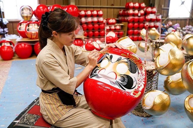 Nghệ nhân làm búp bê Daruma. Ảnh: japan.travel