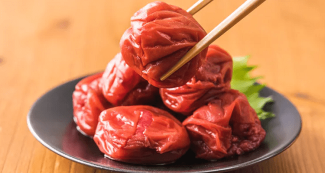 Umeboshi vừa là thực phẩm, vừa là vị thuốc dân gian chữa cảm lạnh. Ảnh: Tsunagu