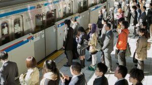 Đừng cư xử “không giống ai” trên tàu Nhật, hãy nhớ 4 quy tắc ứng xử