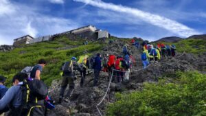 Phí leo núi Phú Sĩ tăng lên 4,000 yên từ hè 2025