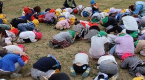 Trẻ em mầm non Nhật học tư thế chống động đất