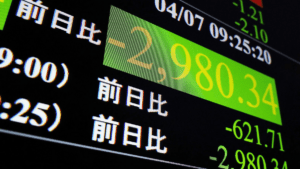 Chỉ số Nikkei rơi 8,8%, thị trường tài chính toàn cầu chạm ngưỡng khủng hoảng