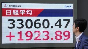 Nikkei 225 đảo chiều tăng 6%, yên rớt nhẹ