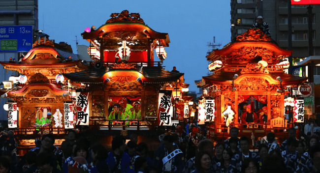 Những chiếc kiệu truyền thống tại lễ hội Hamamatsu. Ảnh: chunichi