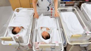 Đề xuất Chính phủ Nhật miễn chi phí sinh nở để thúc đẩy tỉ lệ sinh