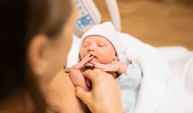 Đề xuất Chính phủ Nhật miễn chi phí sinh nở để thúc đẩy tỉ lệ sinh