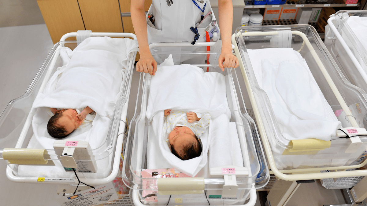 Đề xuất Chính phủ Nhật miễn chi phí sinh nở để thúc đẩy tỉ lệ sinh