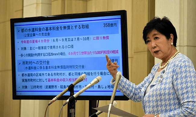 Thống đốc Tokyo Yuriko Koike giải thích về chính sách miễn tiền nước cơ bản trong mùa hè, hôm 20/5. Ảnh: Asahi Shimbun