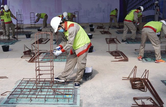 Các lao động Việt Nam tham gia kỳ thi kỹ năng nghề dành cho những người muốn xin thị thực Tokutei Gino. Ảnh: Kyodo News