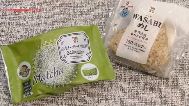 Nhiều combini mở rộng sản phẩm, dịch vụ nhắm tới khách nước ngoài. Onigiri vị wasabi và bánh matcha của Seven-Eleven. Ảnh: NHK