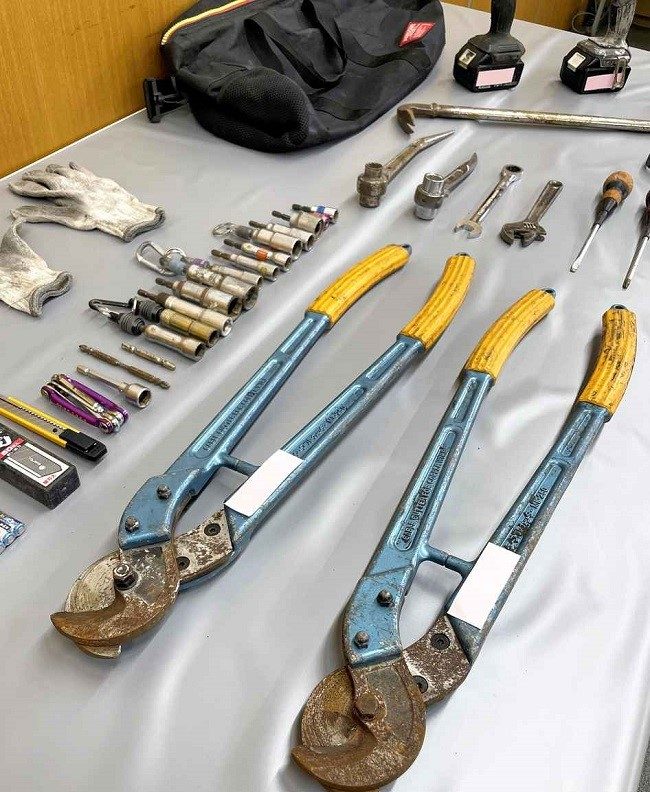 Cảnh sát Tokyo thu giữ tang vật của vụ án 3 người Việt trộm cắp cáp đồng. Ảnh: Yomiuri Shimbun