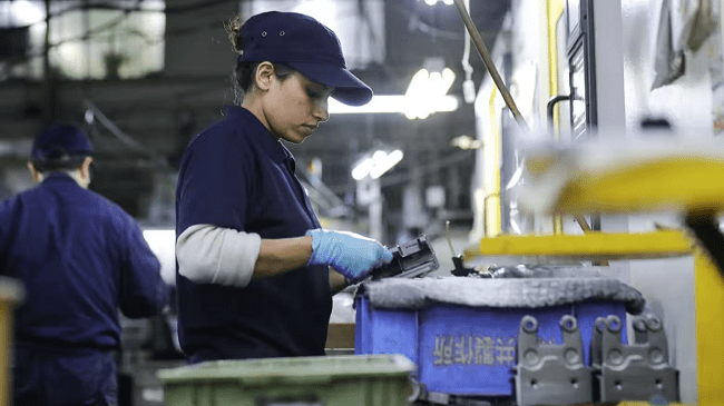 Một lao động nước ngoài làm việc trong công xưởng tại Osaka. Ảnh: Nikkei