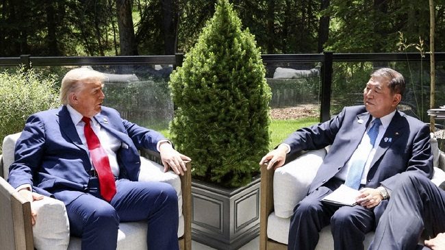 Thủ tướng Nhật Bản Ishiba Shigeru (phải) và Tổng thống Mỹ Donald Trump tại cuộc họp song phương bên lề hội nghị G7, hôm 16/6. Ảnh: Kyodo News