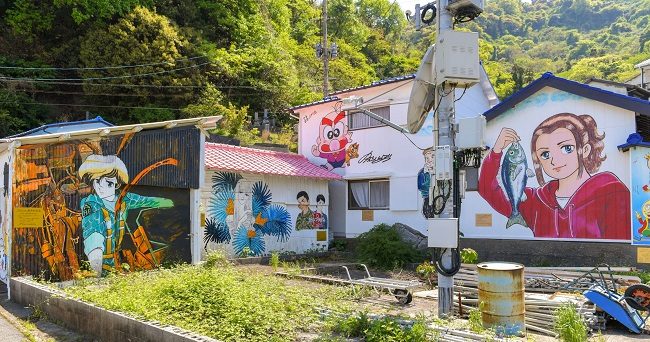 Những bức tranh manga vẽ trên tường trên đảo Takaikamishima. Ảnh: Kyodo News