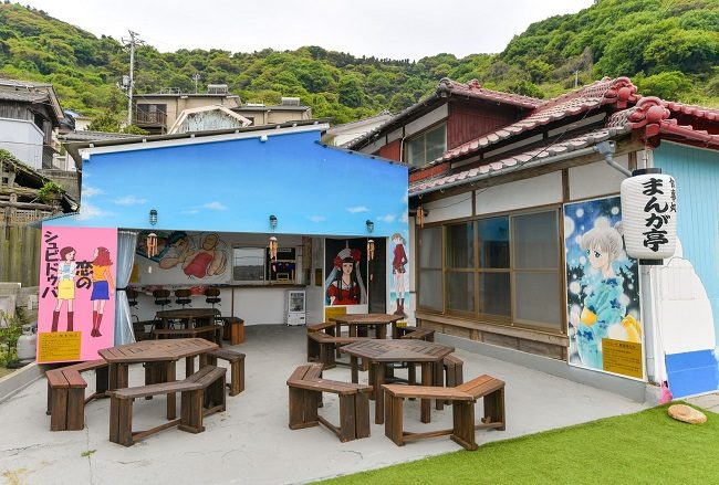 Quán cà phê manga duy nhất trên đảo Takaikamishima. Ảnh: Kyodo News