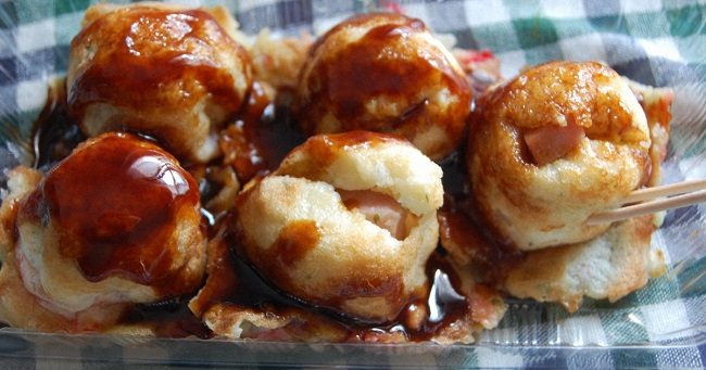 Takoyaki nhân xúc xích. Ảnh: Mainichi