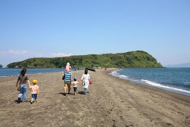 Du khách đi trên con đường cát nối đảo Chiringashima với bán đảo Satsuma. Ảnh: kagoshima-kankou