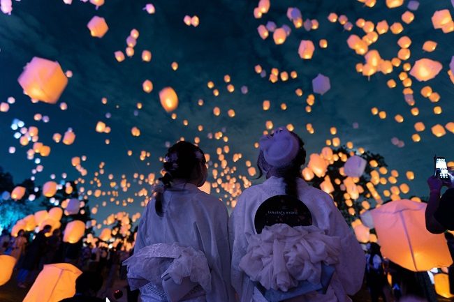 Tham gia thả đèn lồng trong ngày lễ Thất tịch Tanabata cũng là trải nghiệm thú vị. Ảnh: Cinderellafit