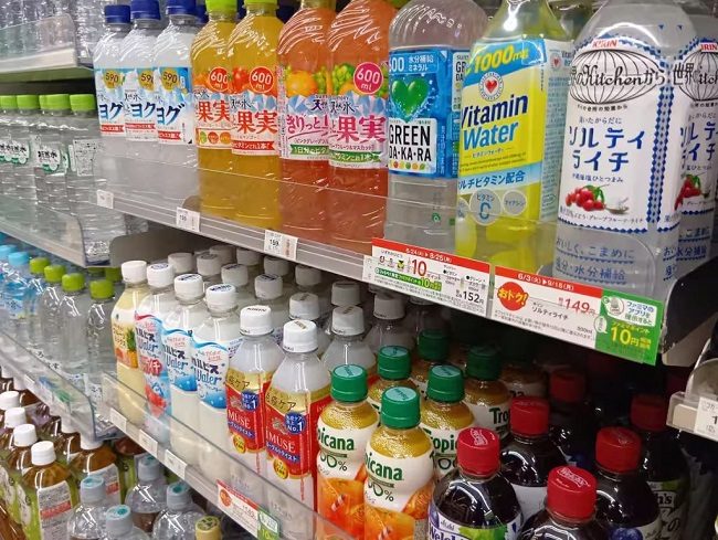 Kệ bán các đồ uống chứa muối tại FamilyMart Musubu Tamachi ở quận Minato, Tokyo. Ảnh: Sankei