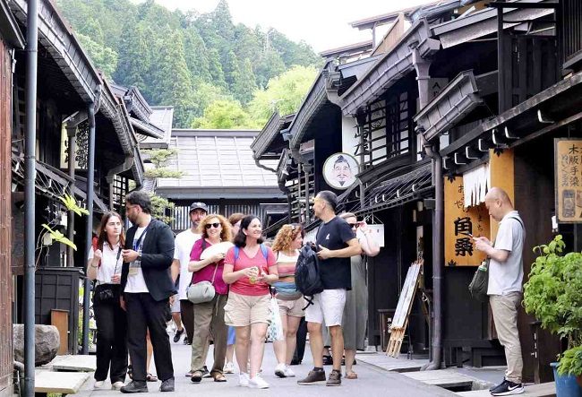 Nhóm du khách tại phố cổ Takayama, tỉnh Gifu. Cơn sốt giá đất tại Nhật do du lịch bùng nổ