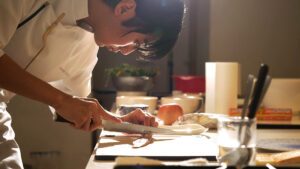 Đầu bếp nấu phở mất visa vì làm ở cửa hàng burger – bài học cho lao động Việt tại Nhật