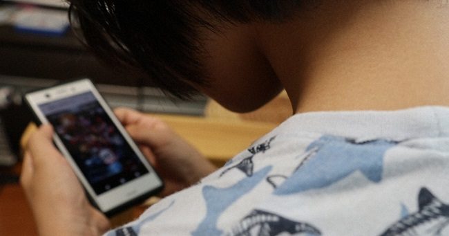 Nhiều trẻ em bị lác mắt do xem điện thoại quá nhiều. Ảnh: Mainichi