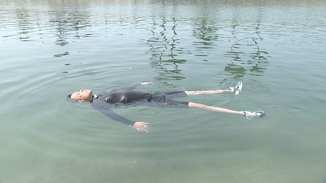 Khi rơi xuống nước hoặc bị cuốn đi, hãy cố gắng giữ tư thế nằm ngửa và chờ cứu hộ thay vì cố gắng bơi, vùng vẫy. Ảnh: tosonline