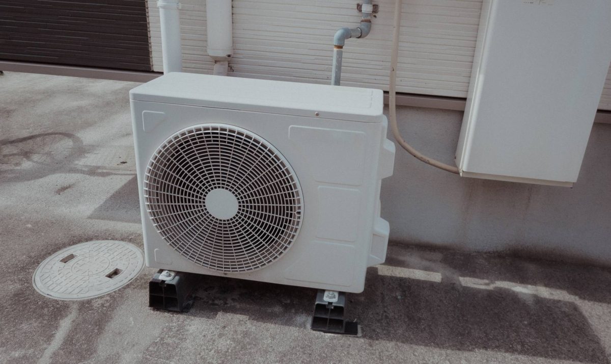 Bảo dưỡng cục nóng máy điều hòa đúng cách giúp tiết kiệm điện