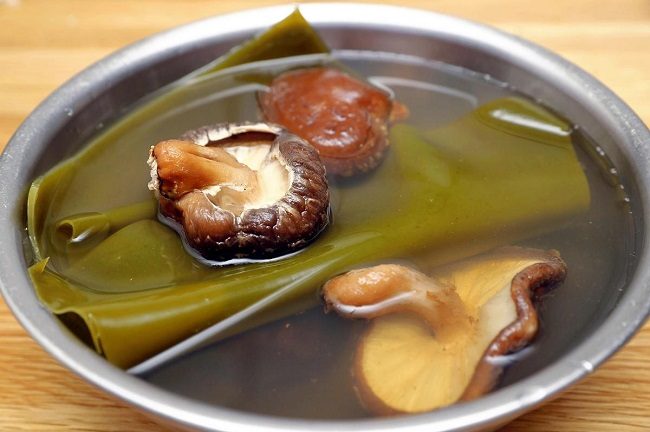 Ngâm nấm hương và tảo bẹ kombu qua đêm. Ảnh: Yomiuri