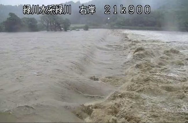 Sông Midorikawa dâng cao tràn bờ tại thị trấn Kosa, tỉnh Kumamoto sáng 11/8. Ảnh: Bộ Đất đai, Cơ sở hạ tầng, Giao thông và Du lịch